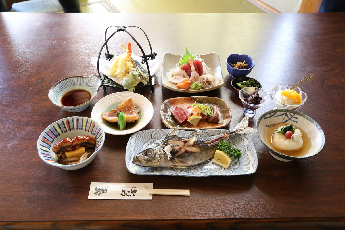 お食事ざこやさんの料理写真／補正前